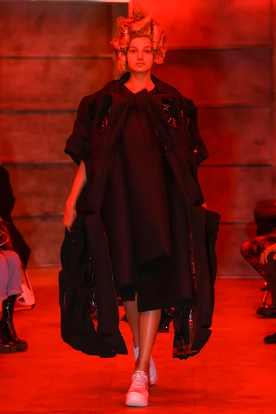 Look 16